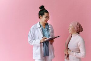 pexels-photo-7659877-7659877-1 A doctor and cancer patient sharing a positive moment with empathy and care.